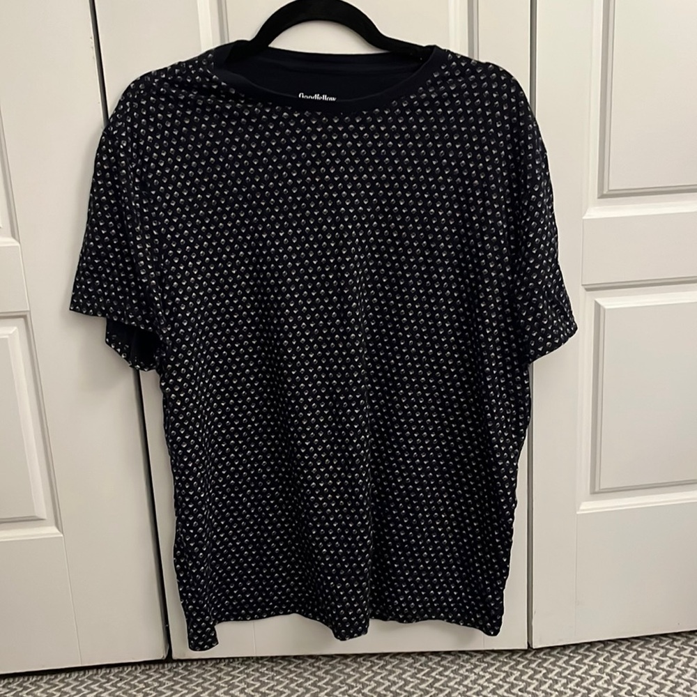 Gently loved dark navy men’s tshirt